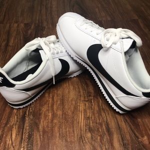NEW Classic Nike Cortez white and Black